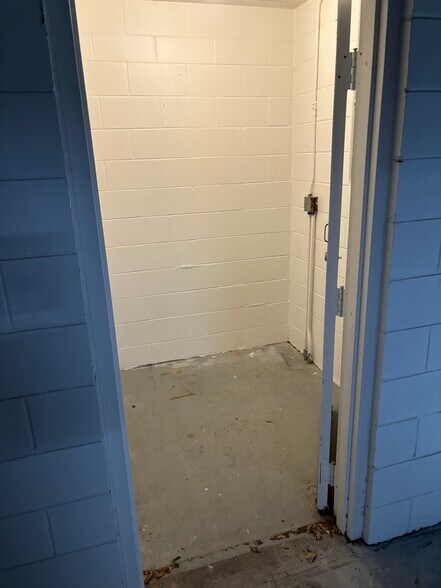 Storage unit interior - 4950 Bayshore Blvd