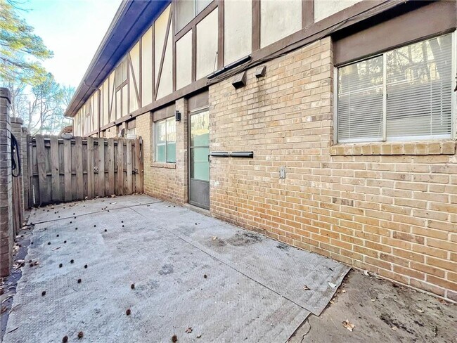 Building Photo - 2946 N Dekalb Dr