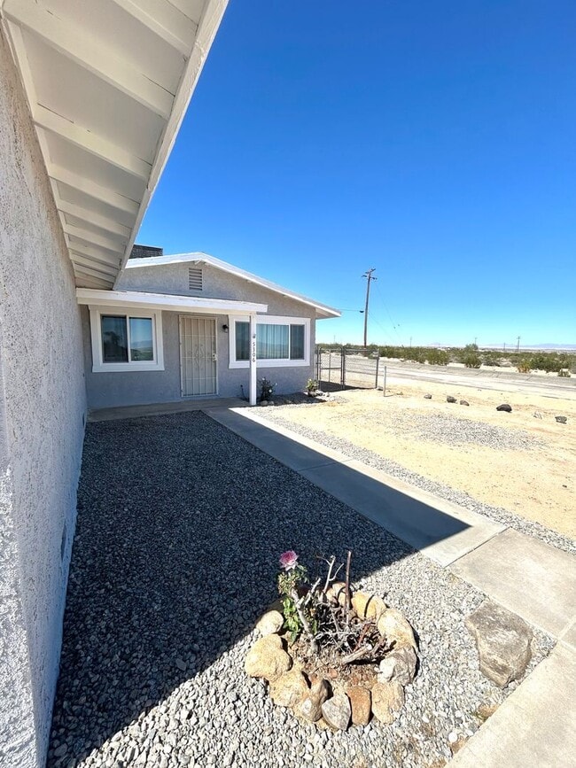 Building Photo - NEWLY RENOVATED 2 BEDROOM 1 BATHROOM HOME