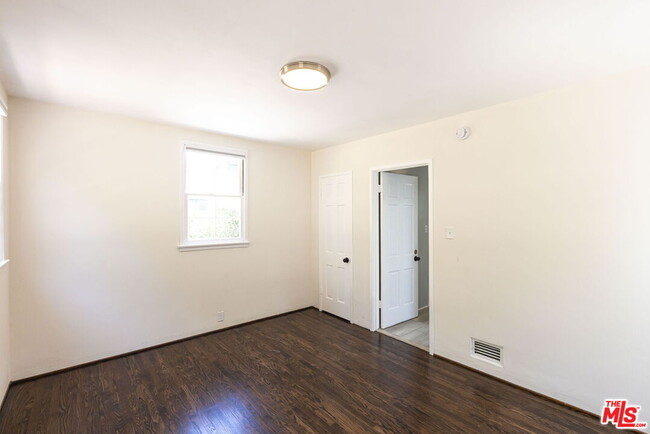 Building Photo - 2547 Canyon Dr