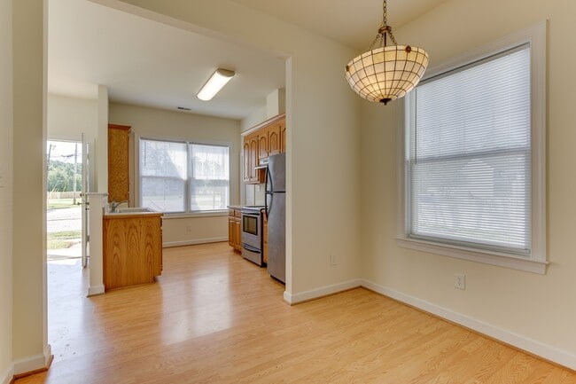 Building Photo - 955 Poquoson Ave
