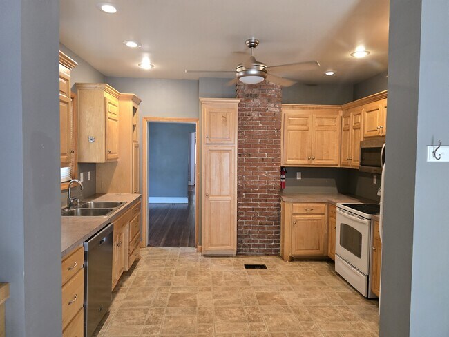 Building Photo - 3936 Mercier St