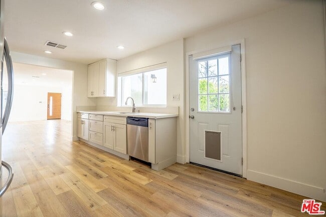 Building Photo - 5705 Jamieson Ave