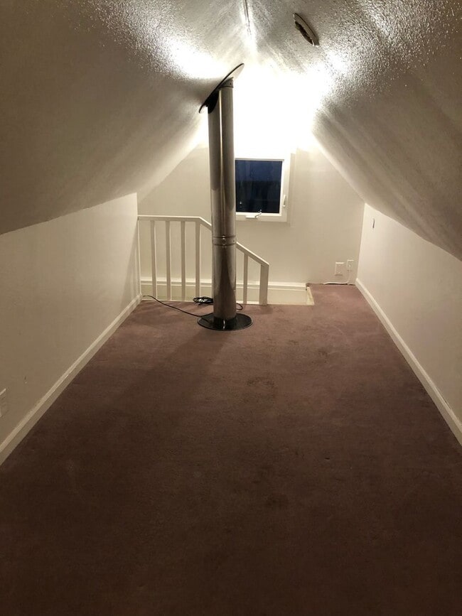 Building Photo - 2 Bed / 1 Bath House in Quiet West Salem Hills!!! $99 First Month's Rent!