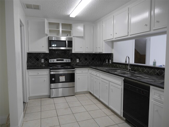 Building Photo - 13840 Hollowgreen Dr