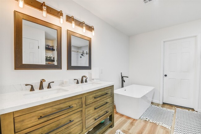 Building Photo - 2550 Roy Cir