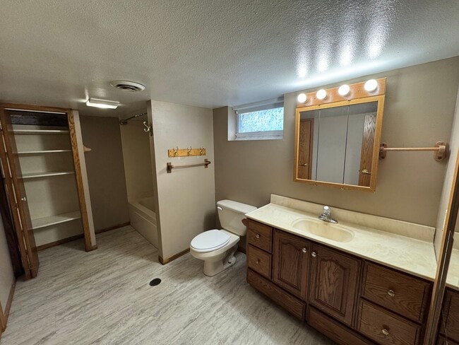 Building Photo - 2 bedroom, 2 bath house located near water...