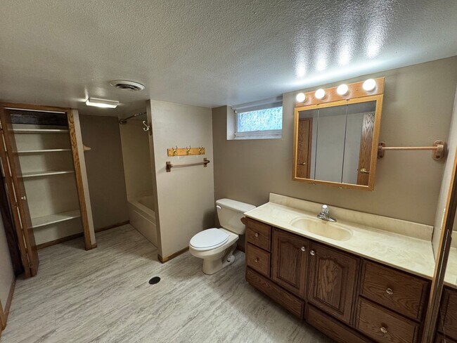 Building Photo - PRICE REDUCED! 2 bedroom, 2 bath house loc...