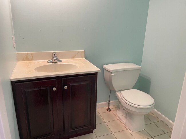 Building Photo - Luxury 3 Bedroom, 1.5 Bathroom End of Row ...