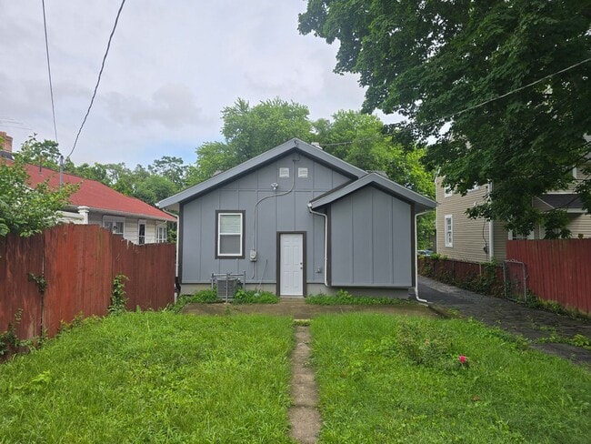 Building Photo - Beautifully Updated 2 bedroom 1 bathroom 7...