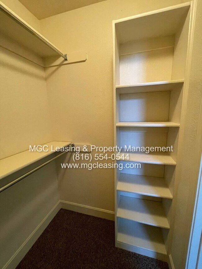 Building Photo - Discover The Possibilies of Eagle Creek Townhomes!