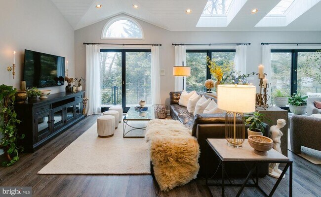 Building Photo - 15841 York Rd