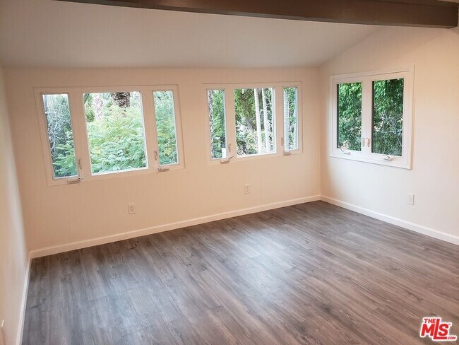 Building Photo - 8605 Rugby Dr