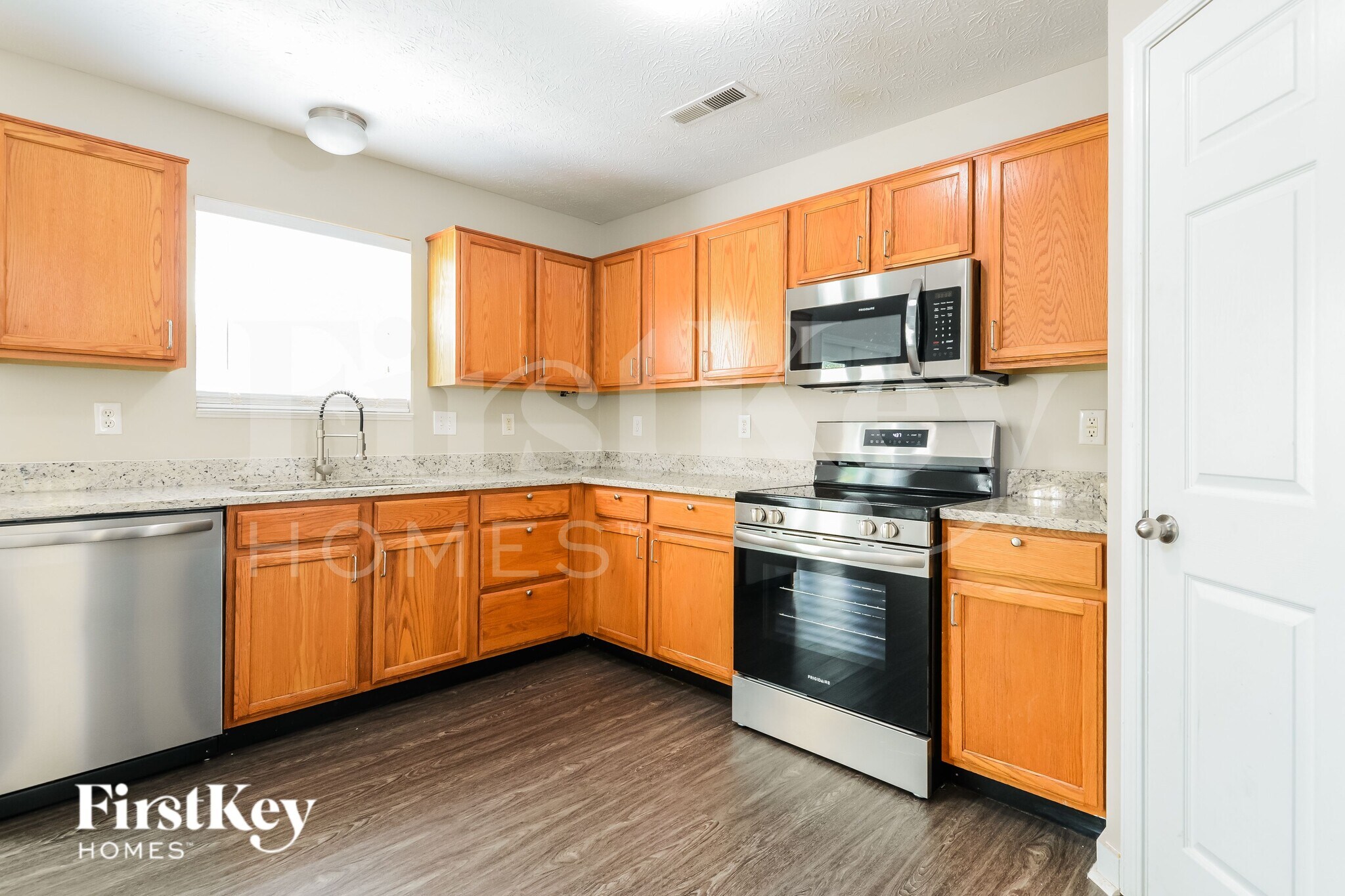 Building Photo - 7025 Village Oaks Dr
