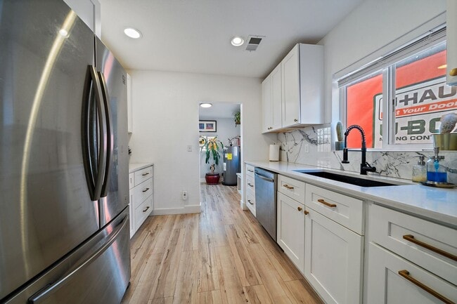 Building Photo - Charming 3 Bedroom Home Near Sloan's Lake