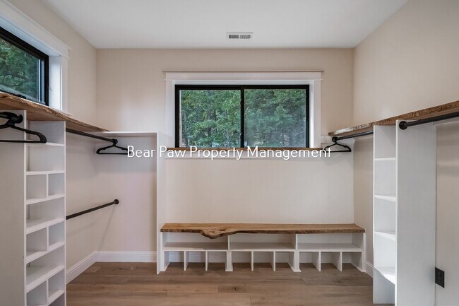 Building Photo - Gorgeous Home on Bear Mountain!