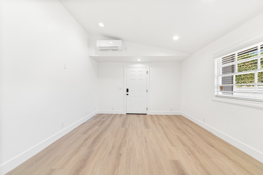 Entrance Living Room - 5227 Beckford Ave