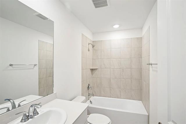 Building Photo - 704 Edgehurst Dr