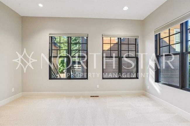 Building Photo - Luxury Living in the Heart of Lake Oswego: Stylish 3-Story Townhouse