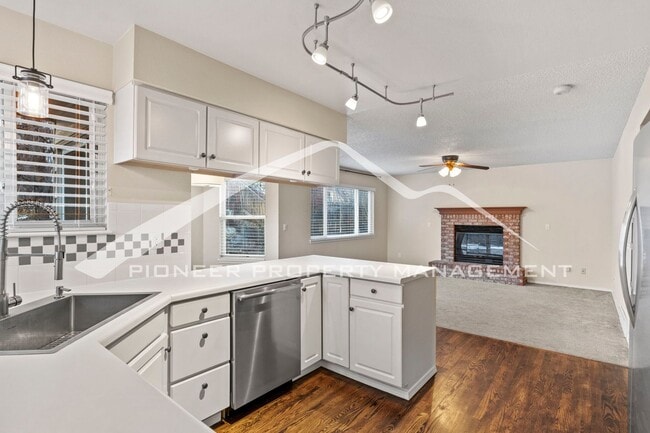 Building Photo - Beautiful 3bd/2.5 bath home with a peaceful backyard, AC, and 2.5 car garage near Ute Valley Park