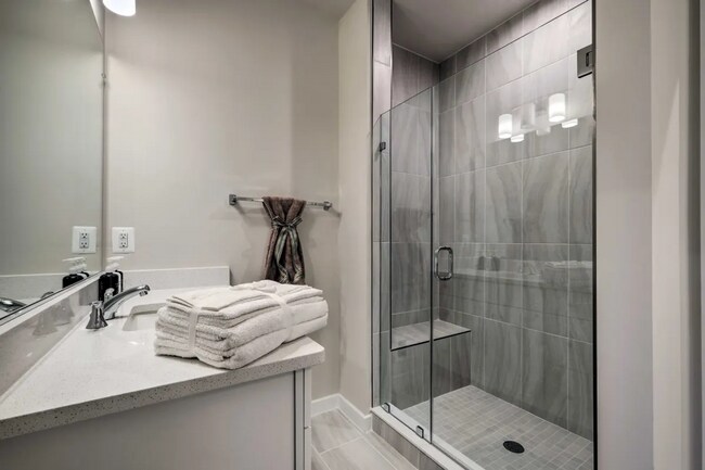 Building Photo - Luxury 3BR/2.5BA Condo w/ Balcony and Rooftop Terrace & Garage – Walk to One Loudoun
