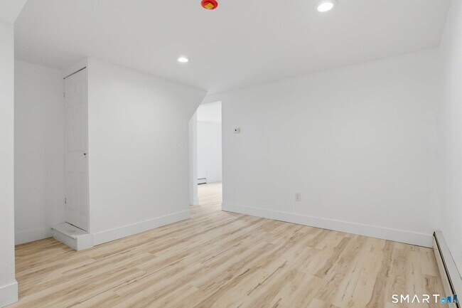 Building Photo - 765 Norwich Ave