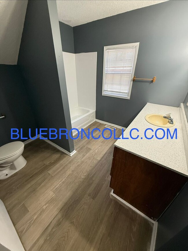 Building Photo - NEWLY REMODELED, great LOCATION, ROOMY layout