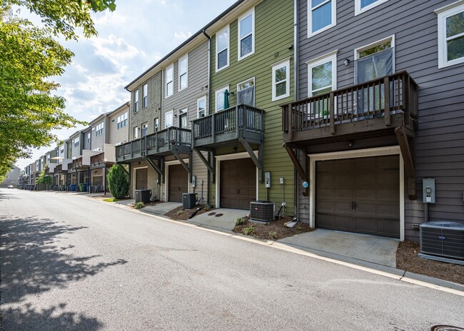Building Photo - Furnished, 6 - 9 Month lease available.  L...