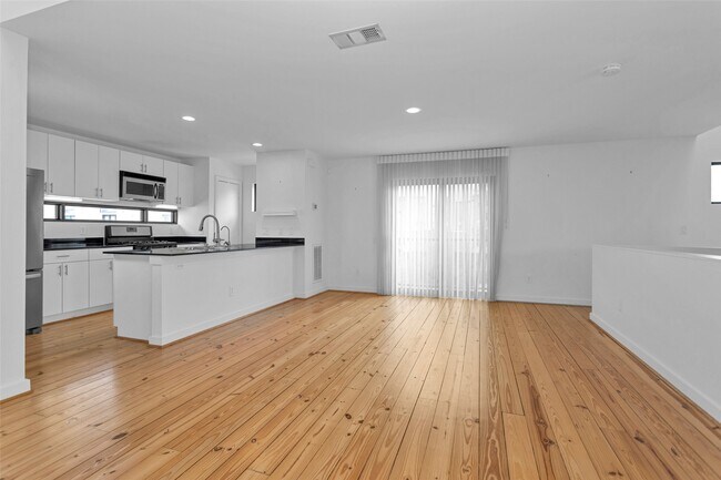 Building Photo - 5105 Lillian St