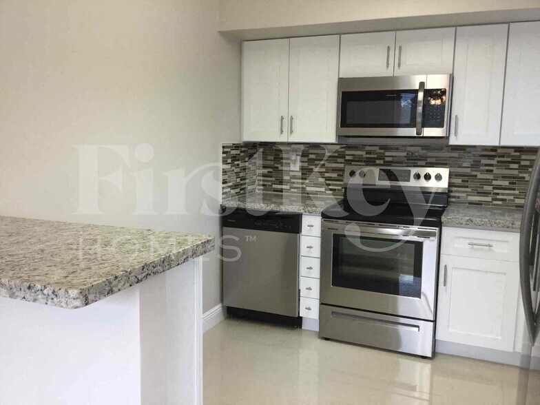 Building Photo - 1785 SW 43rd Ave