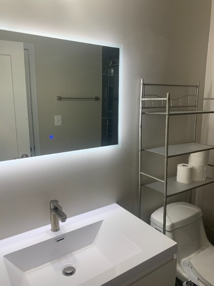 Building Photo - 2512 Elvans Rd SE