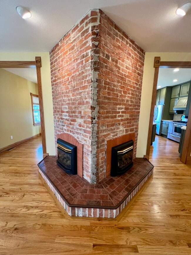 Building Photo - Charming Three Bedroom Home!