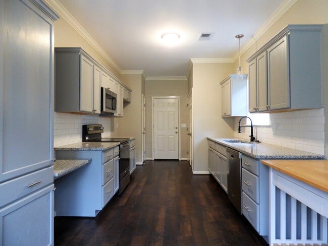 Building Photo - 951 Savannah Ln