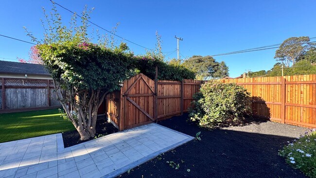 Building Photo - Mission Fields Home, 3 bedroom 2 bath, Fire Place, large fenced yard, 2 car garage fully finished...