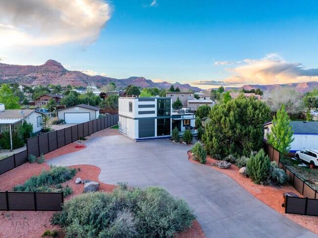 Building Photo - 736 W Rider Dr