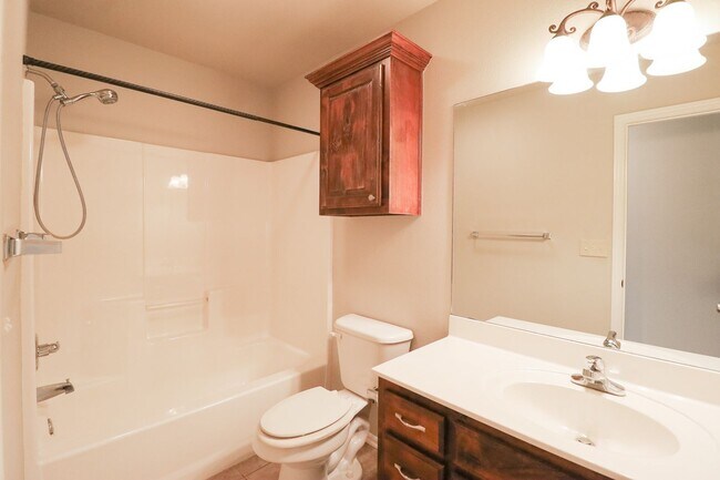 Building Photo - 3 bed | 2 bath in New Tulsa!