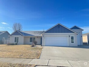 Building Photo - Newer 3/2 Rathdrum Rancher with RV Garage