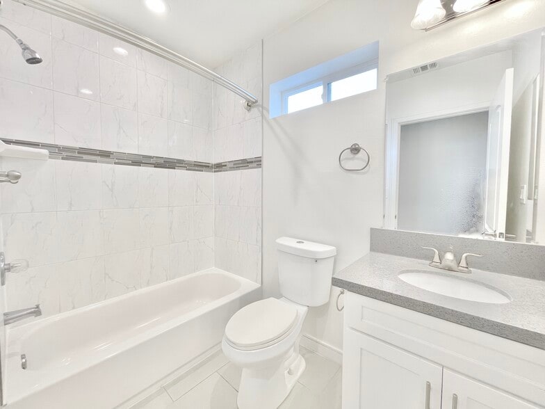 Building Photo - 4463 1/2 Rosewood Ave