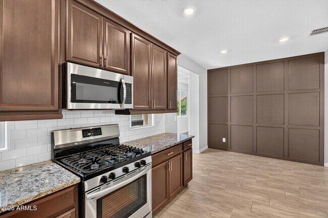 Building Photo - 261 Pinnacle Ridge Dr