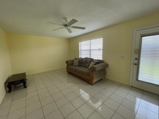 Building Photo - 816 Normandy Q