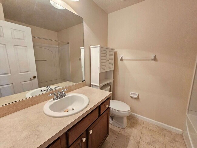 Building Photo - Large Melbourne Townhome