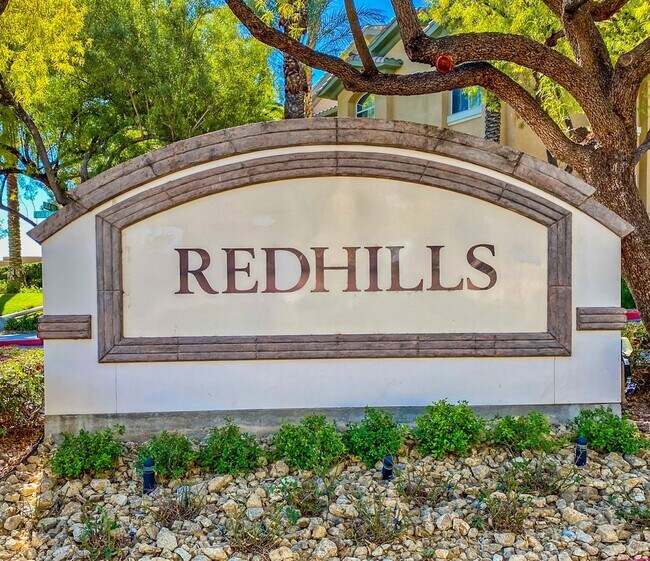 Building Photo - Experience Las Vegas in style and comfort with this beautiful first-floor 3-bedroom condo