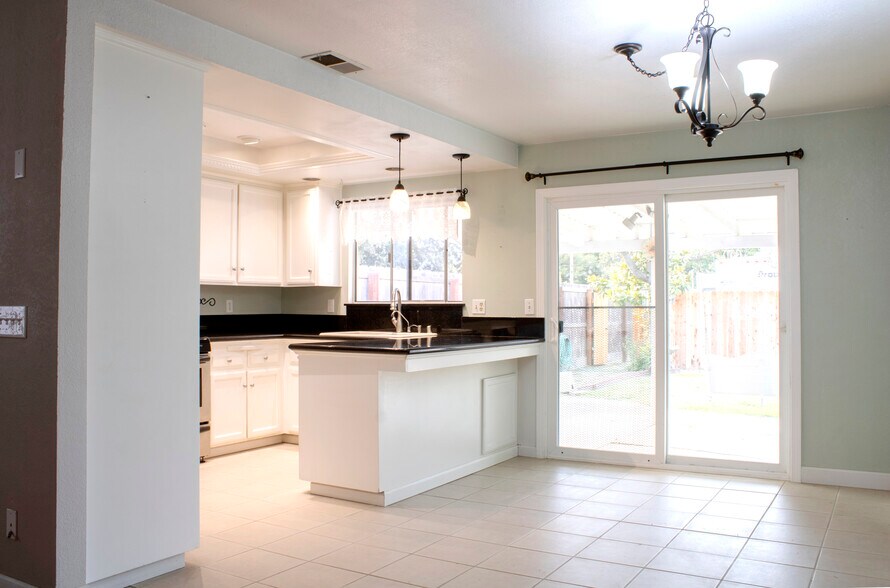 Kitchen exits to patio - 651 Hill St