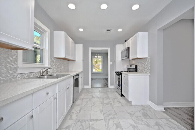 Building Photo - 3834 Rosedale St