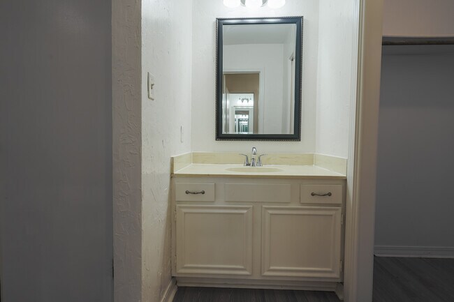 Building Photo - 10014 Stratmore Cir