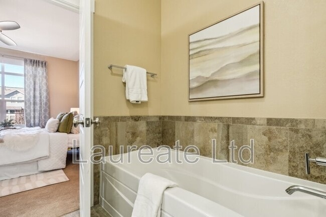 Building Photo - 5438 Valentia St