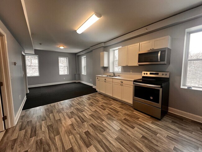 Building Photo - 2185 River Rd