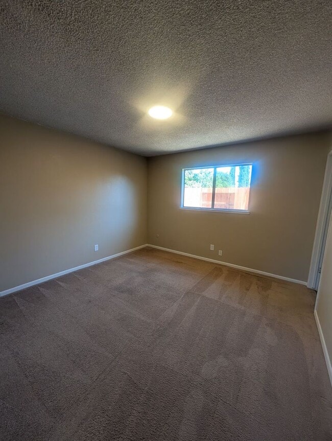 Building Photo - Great 3 bedroom home Close to CSUS
