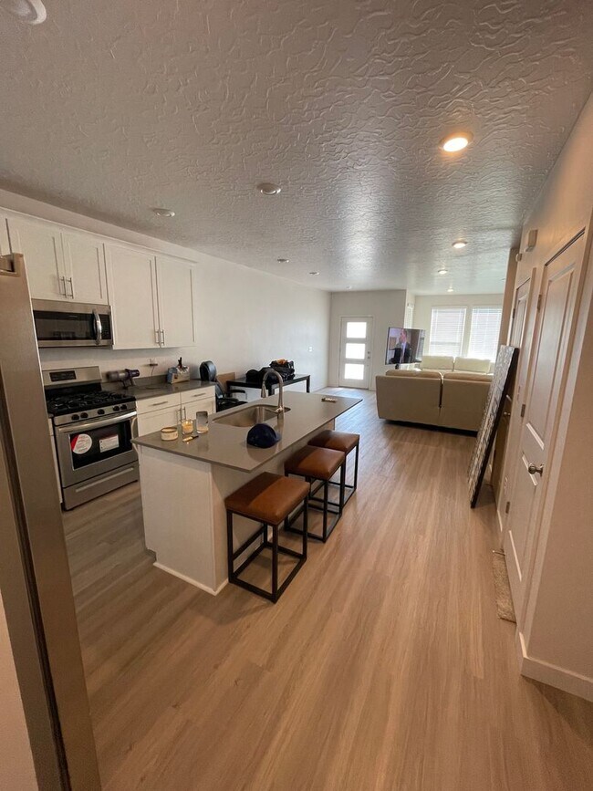 Building Photo - HUGE Townhome For Rent in Saratoga Springs!!