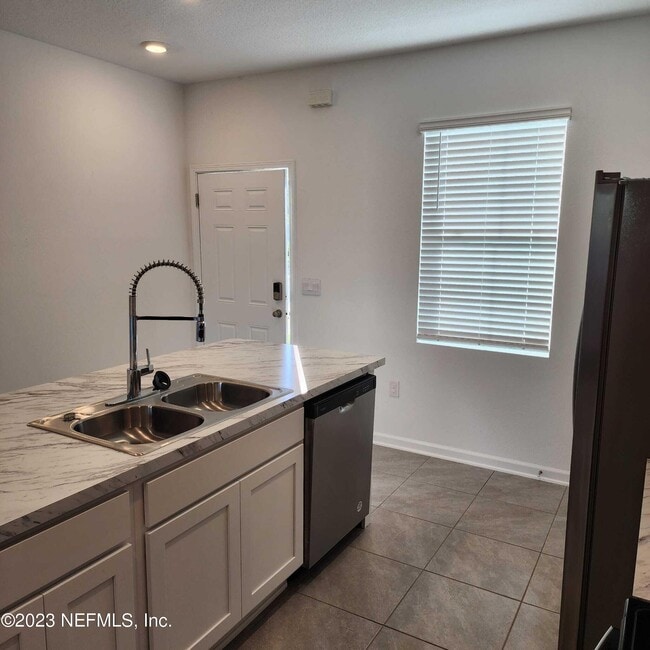 Building Photo - 8409 Zenith Cir